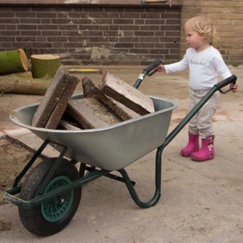 klein meisje met kruiwagen de tovertuin dongen