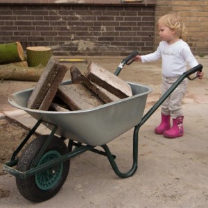 klein meisje met kruiwagen de tovertuin dongen